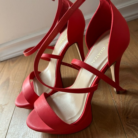 Red strappy Le Chateau heels BNIB - Picture 4 of 7